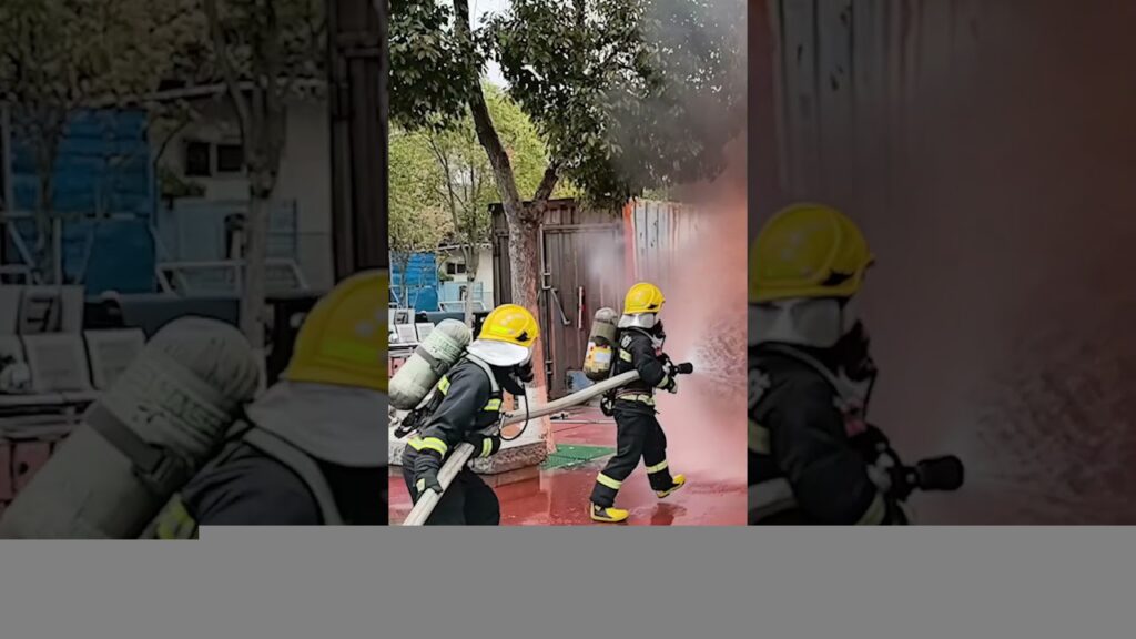 消防避险训练，消防员用“水盾”逼退烈火！这是训练，也是他们可能面对的日常。致敬！#熱門 #中国