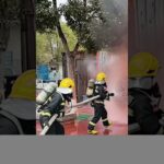 消防避险训练，消防员用“水盾”逼退烈火！这是训练，也是他们可能面对的日常。致敬！#熱門 #中国