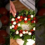 Праздничная закуска из помидоров, моцареллы и руколы с соусом из тунца