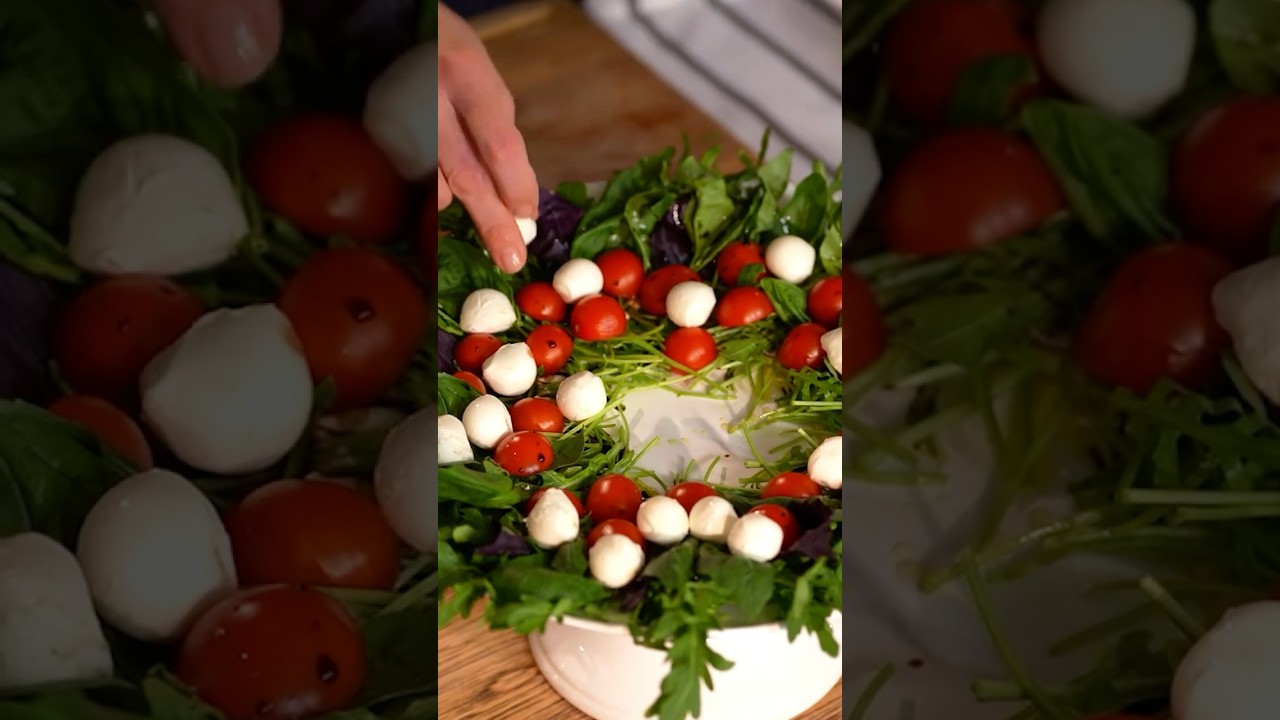Праздничная закуска из помидоров, моцареллы и руколы с соусом из тунца