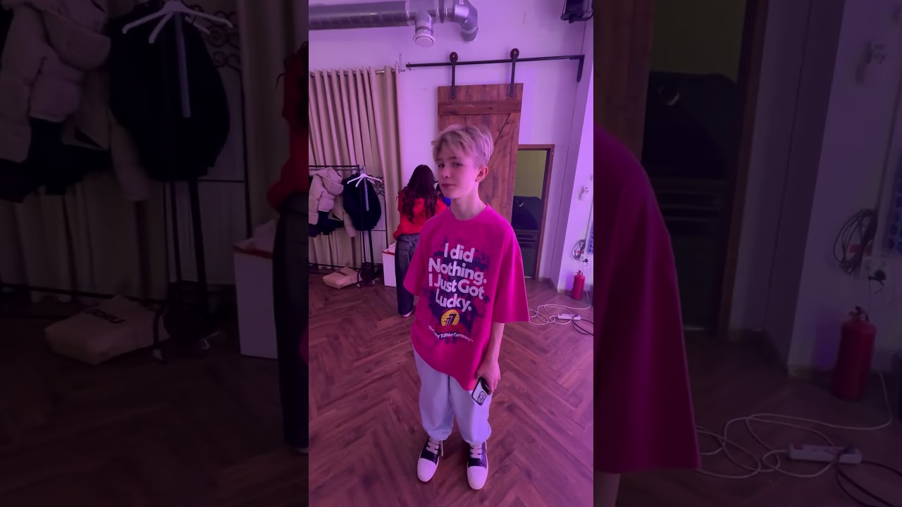 ПОЦЕЛУЙ НА СЪЕМКАХ КЛИПА ДЭНС ДЭНС? #янгер #shorts